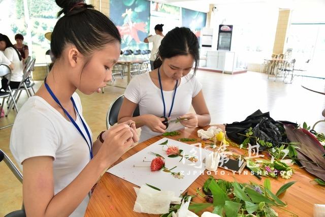 科普日：学生走进植物园科普教育基地开展拼图活动