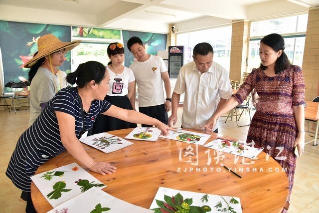 科普日：学生走进植物园科普教育基地开展拼图活动